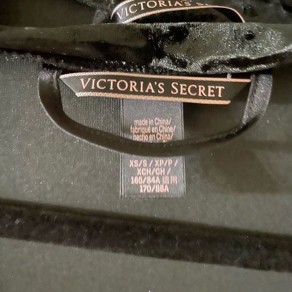 2/$30 Victoria’s Secret Black Velour Capsleeve Robe, Sz XS/S - Picture 2 of 11